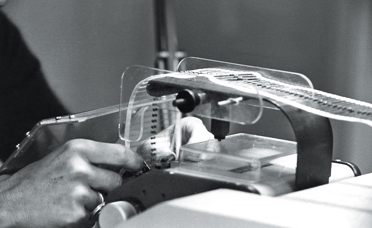 Mitarbeiterin montiert Baugruppen