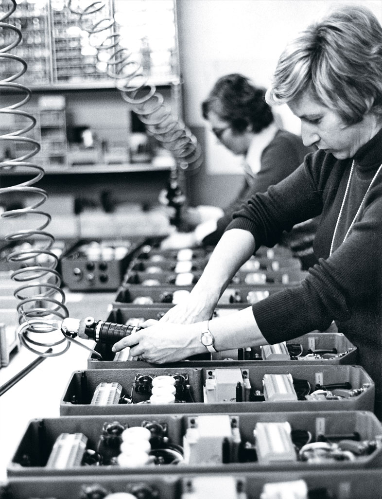 Mitarbeiterin montiert Baugruppen