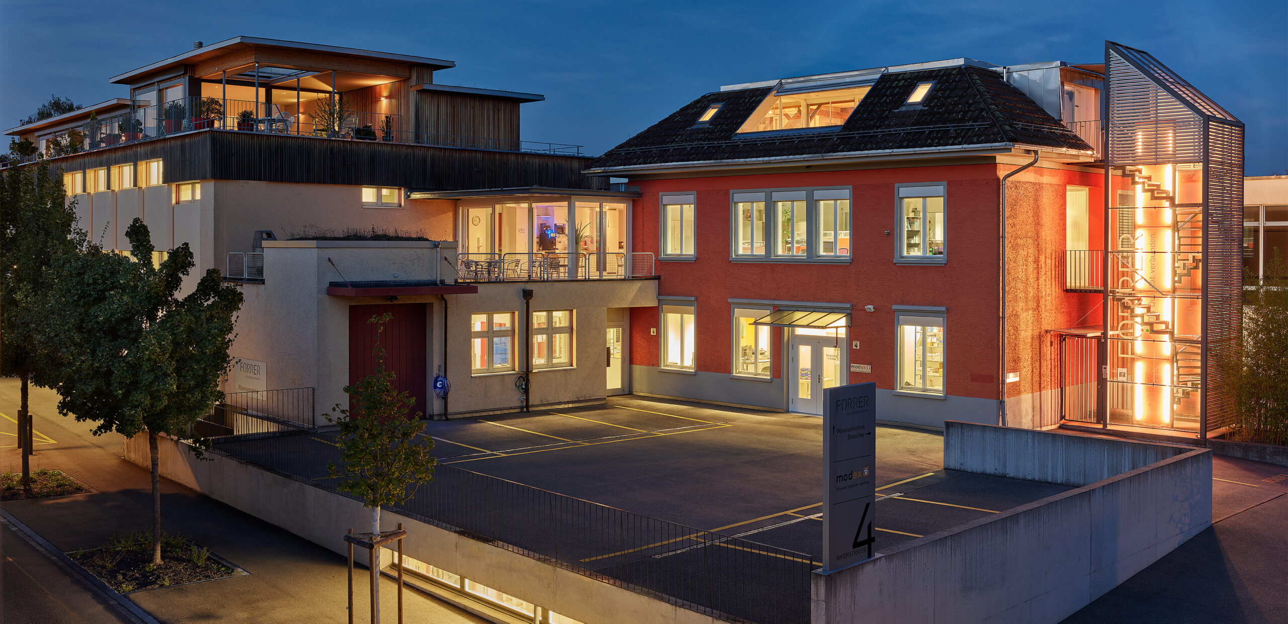 Gebäude von Werner Forrer AG in Uster am frühen Morgen