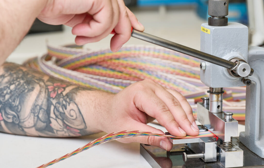 Mitarbeiter beim Kabel crimpen.